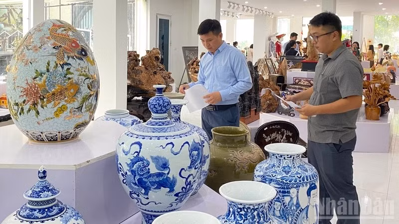 Hanoi Judges New Handicraft Design Competition Entries