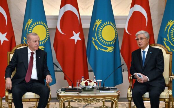 カザフスタンの外交戦略:テュルク諸国との関係と防衛協力の境界線