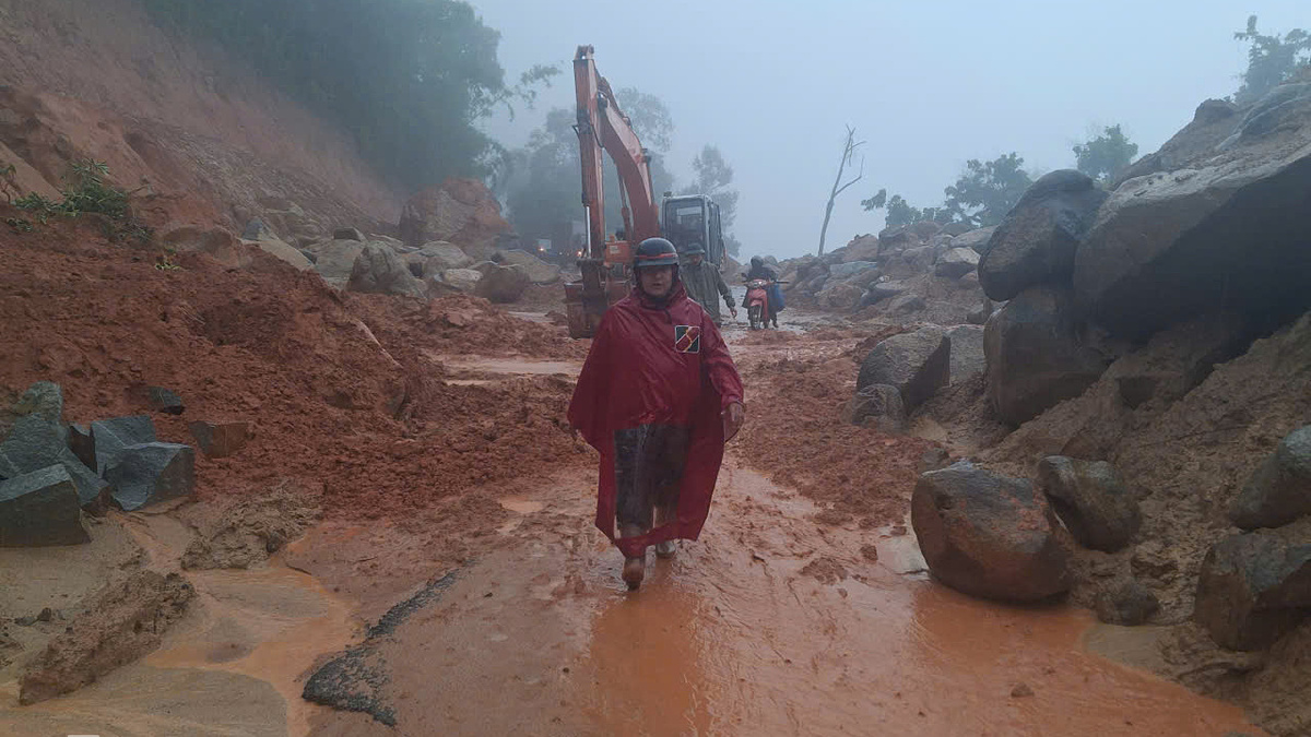 ベトナム中部、大雨で山崩れ 国道28号線が寸断