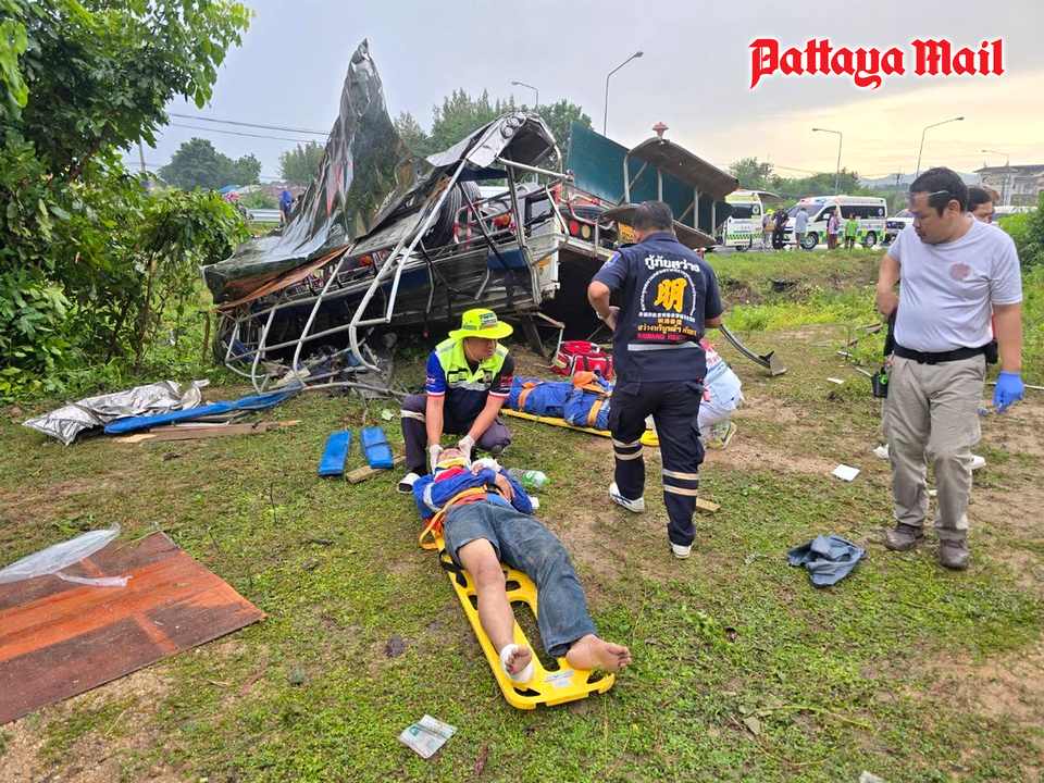 12 Workers Injured as Truck Carrying Laborers Overturns in East Pattaya