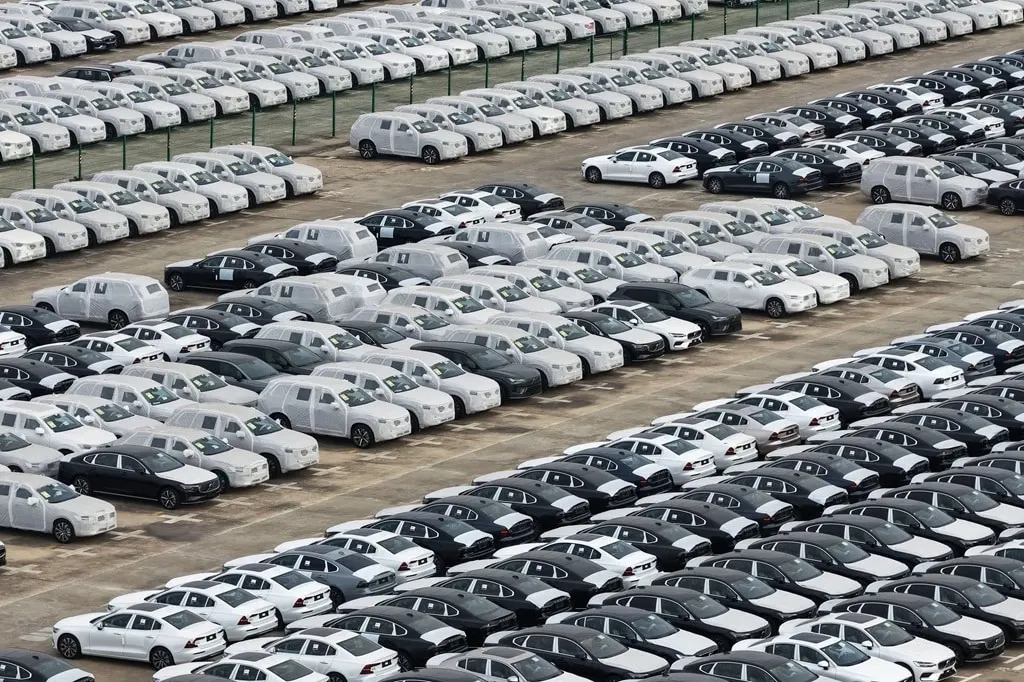 中国自動車業界の危機:過剰債務と放置車両が業界構造の変化を示唆