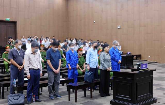 元保健相ら10人が出廷、病院建設プロジェクト遅延による8030億ドンの損失で公判開始