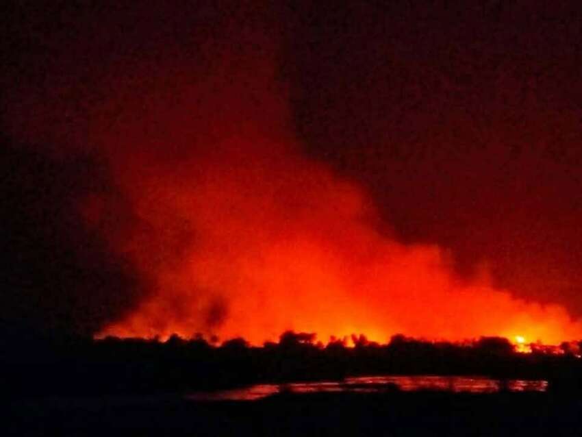 アウクフィョー郡で7人が殺害され、村が焼失、住民数千人が避難
