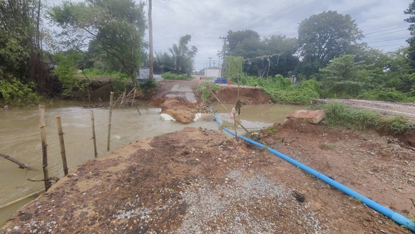 タイ・ノーンブアランプー県、豪雨で道路寸断 住民10km迂回に窮状