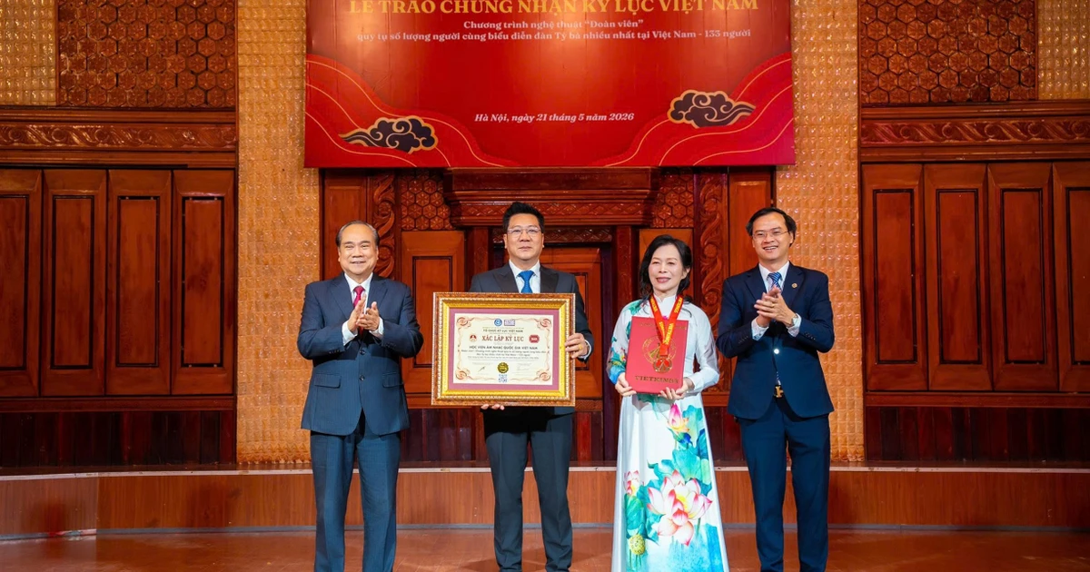 Vietnam National Academy of Music Sets Record with 133 Đàn Tỳ Bà Performers