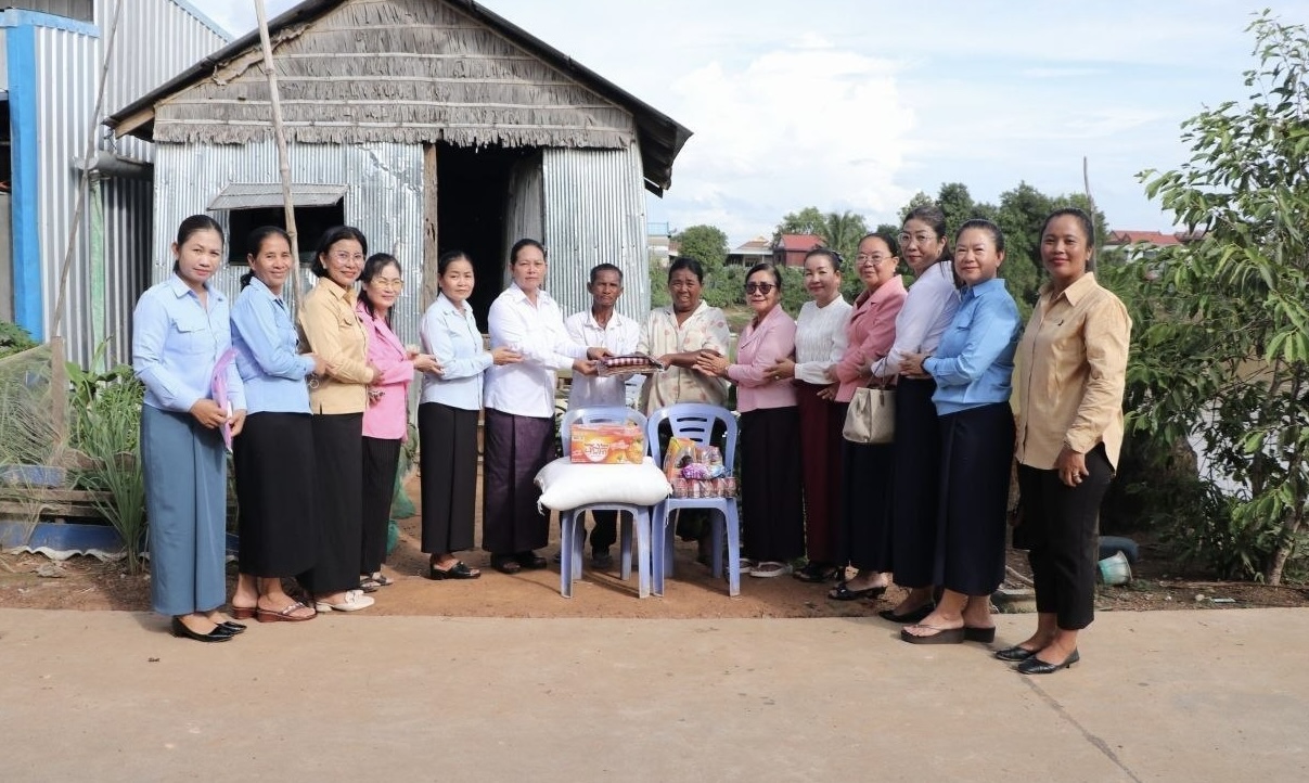 Cambodia: Women and Children Committee Distributes Aid to Needy Families