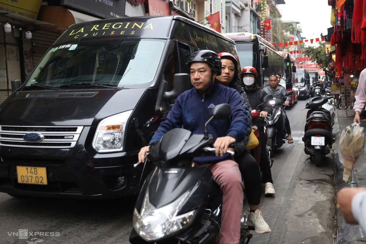 Hanoi proposes expanding vehicle restrictions for buses over 16 seats in Hoan Kiem District