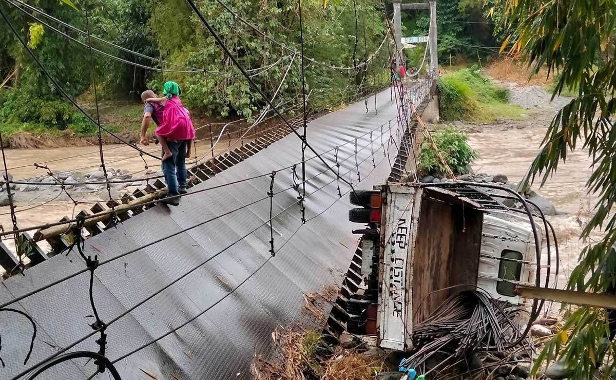 鉄骨運搬トラックが南コタバトの歩道橋を崩落させる