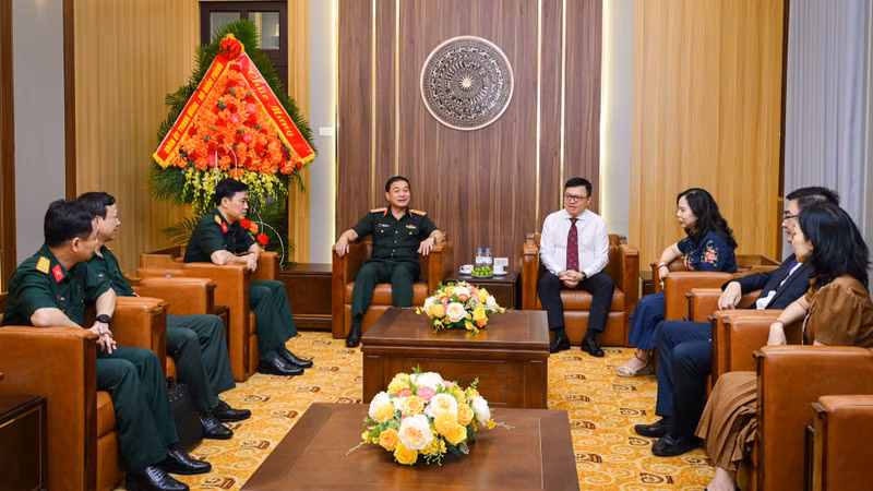 Vietnam Military and Nhan Dan Newspaper Vow to Strengthen Propaganda Cooperation