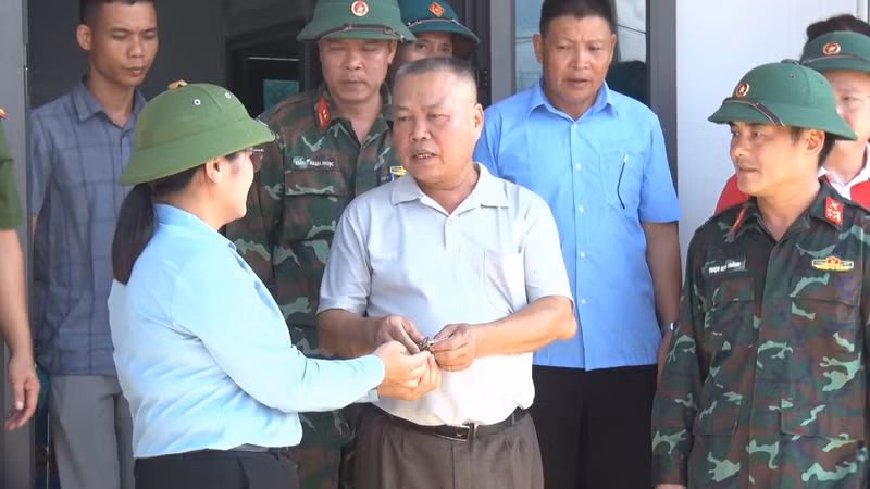 Lai Chau Province Hands Over First 7 Houses to Flood Victims in Muong Than