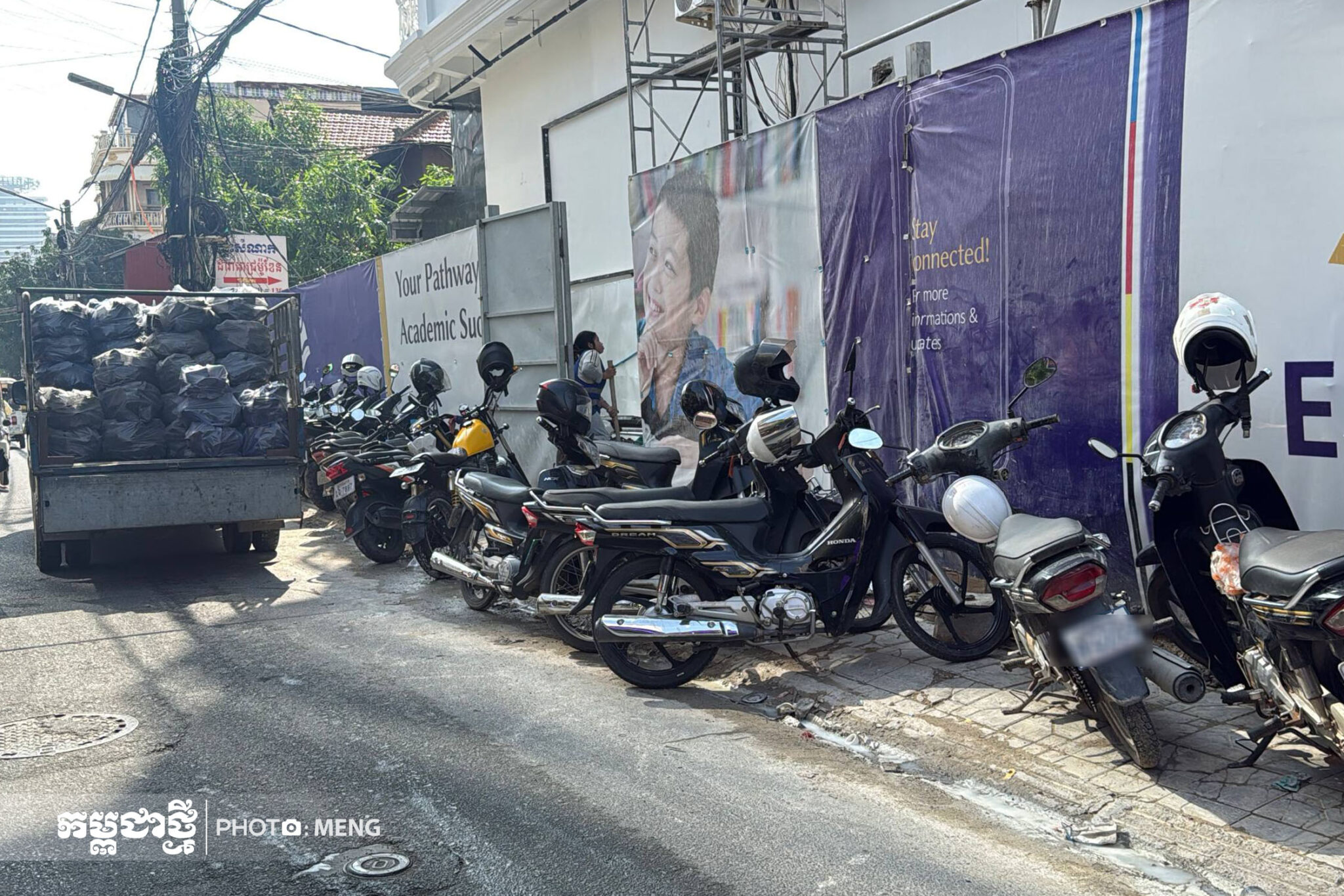 Phnom Penh Construction Site Reclaims Public Road, Fuelling Traffic Congestion Fears