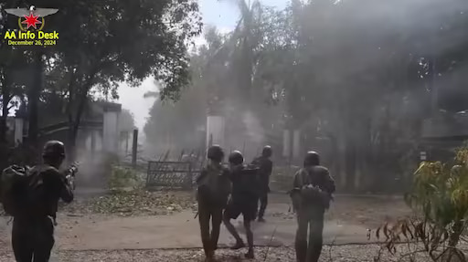 アユワディ地域、戦略的なンガテインチャン-グワ道路で激しい戦闘が激化