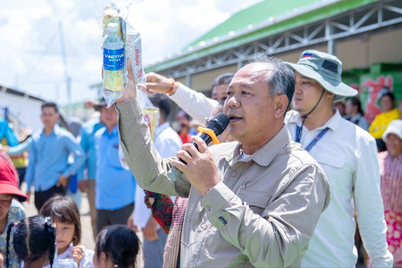 カンボジア、避難民の子どもたちの教育機会を保障 - バンテイ・メアンチェイ州知事、国際子どもの日に支援