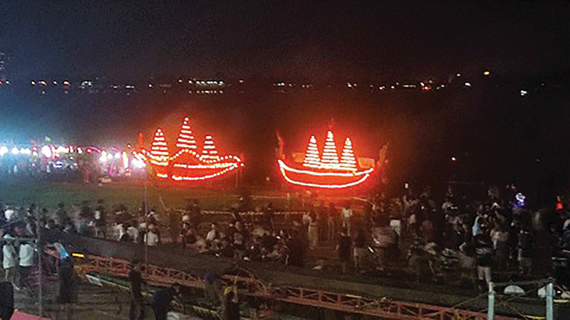 Laos Celebrates End of Buddhist Lent with Colorful River Traditions