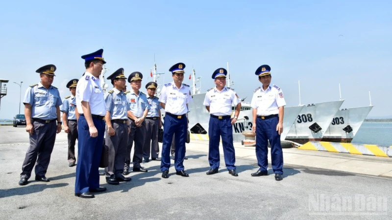 Vietnam Coast Guard Deputy Commander Inspects Coast Guard Region 2