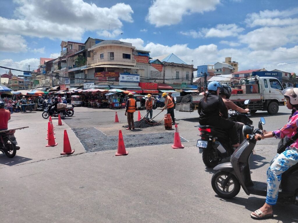 プノンペン、ジャルアンポウ区の道路補修を実施 - 雨季の悪路対策