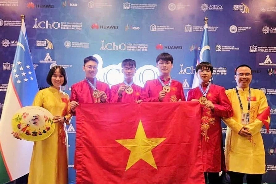 Vietnamese Students Shine at International Science Olympiads