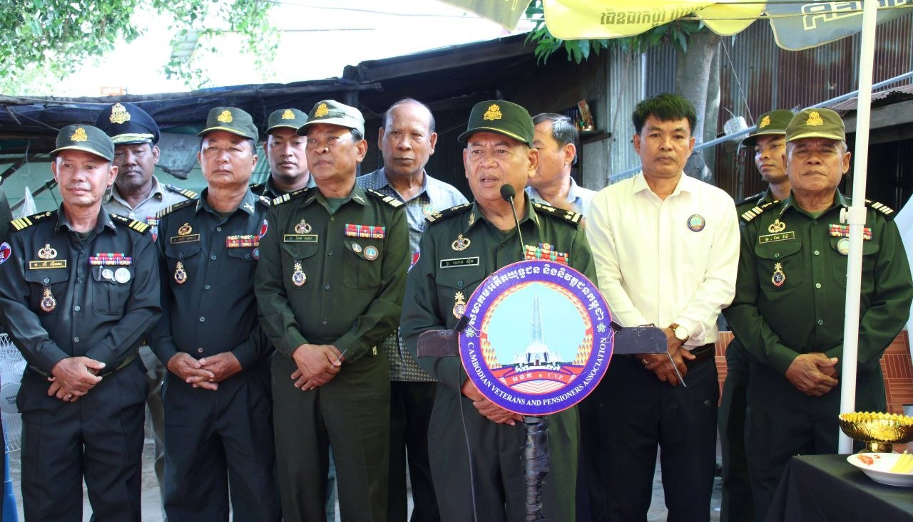 カンボジア、元軍人遺族へ弔慰金と支援物資を寄贈