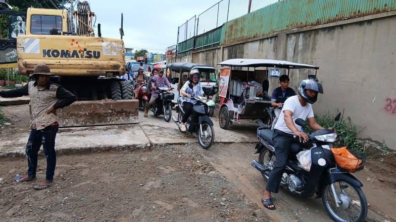 プノンペン・ルッシケイヴ区、市民の安全のため道路補修を継続