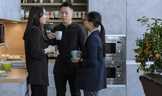 Young Vietnamese workers face financial strain from 'office afternoon tea' culture