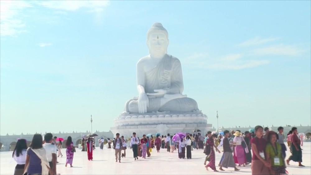 マラーヴィジャヤ仏像、信者で賑わう宗教祭