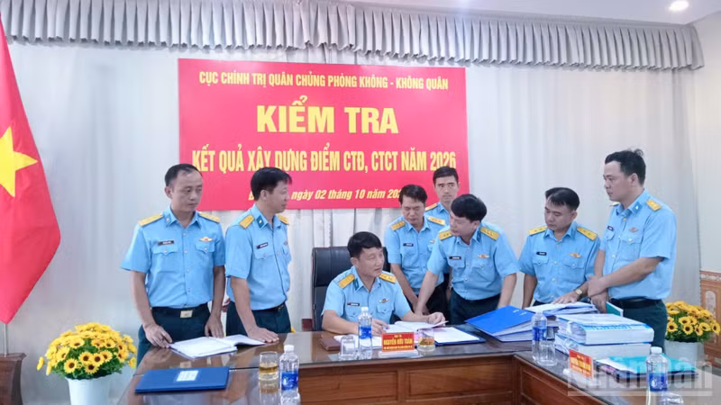 Vietnam Air Defense-Air Force Inspects Missile Regiment's Party and Political Work