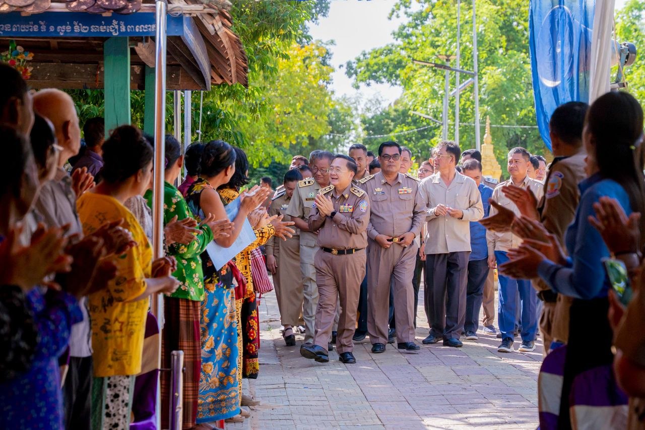 Battambang Province Issues 2,661 Land Titles to 1,006 Households