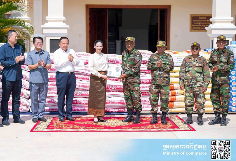 Cambodian Minister of Commerce Visits Artillery Command on Pchum Ben Eve