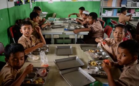 Prabowo Gives Nutrition Agency One Month to Improve Free Nutritious Meal Program