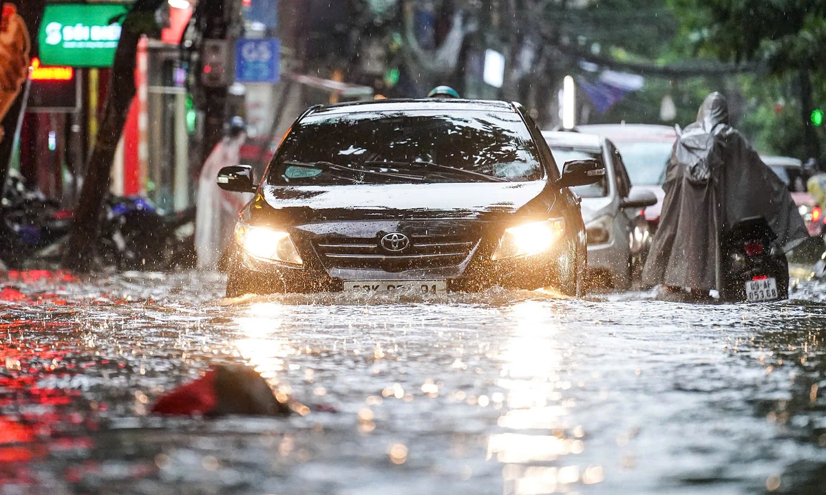 ハノイ、夕方の通勤ラッシュ時に豪雨で道路冠水