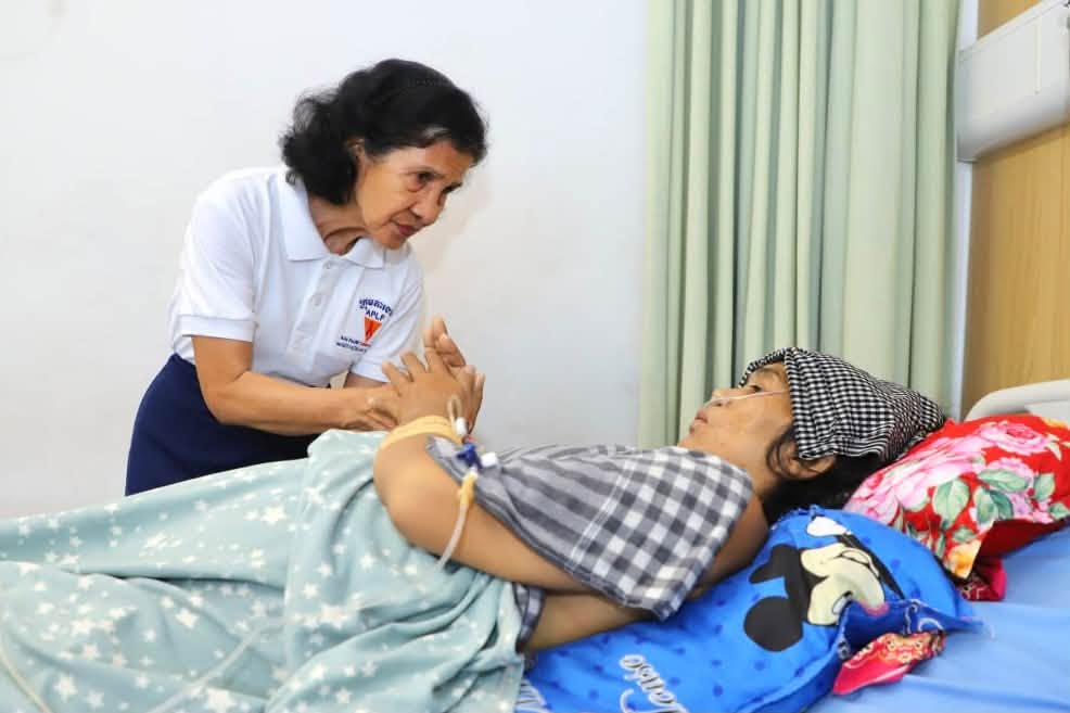 Cambodian Red Cross Visits AIDS Activist