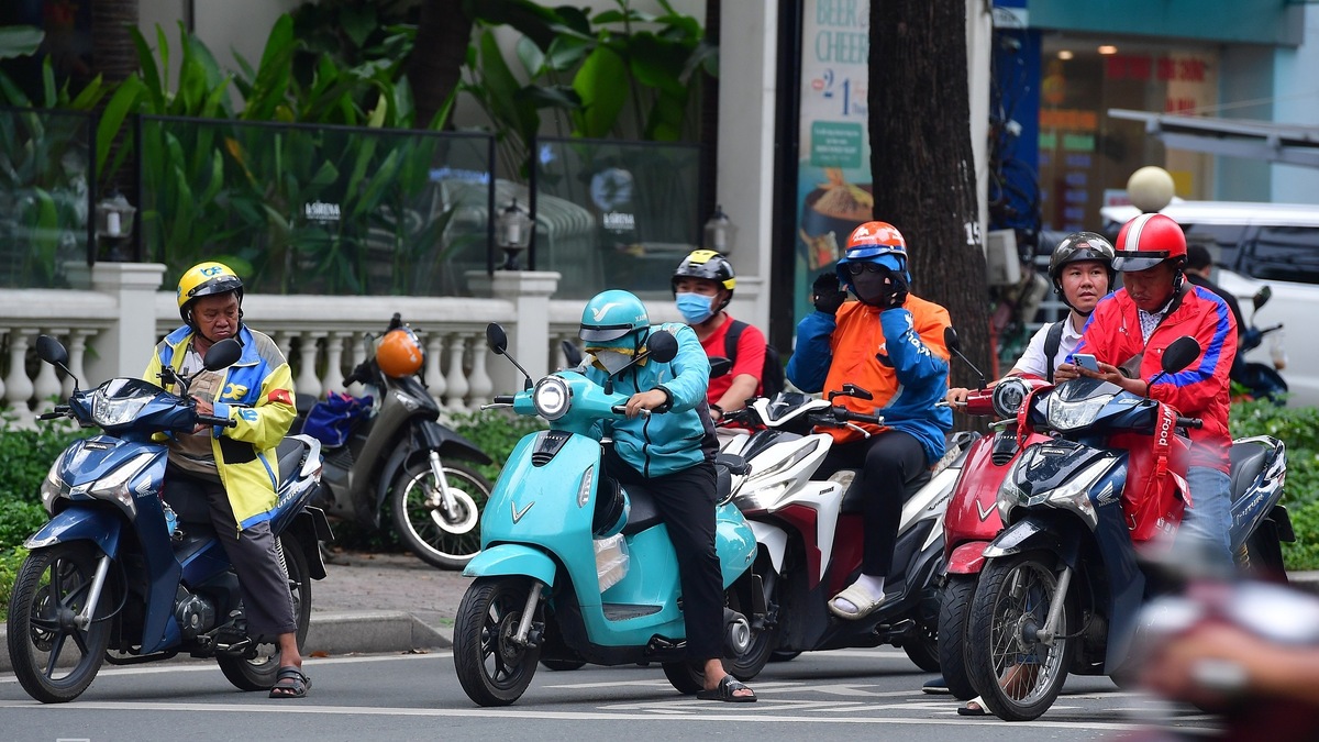 Vietnam's Gig Drivers Trapped in High-Income Illusion