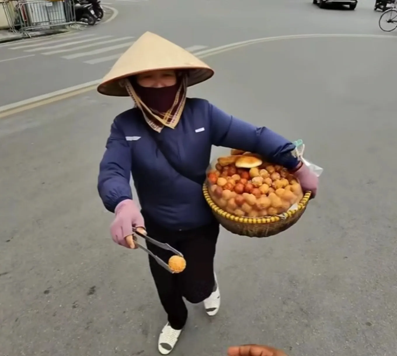 Foreign Tourist Charged $16 for 11 Doughnuts in Hanoi, Sparking Scam Investigation