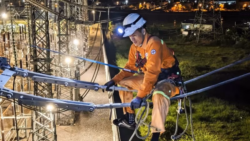 ベトナム、猛暑下の電力網保守に奔走 - 安定供給へ夜間作業も
