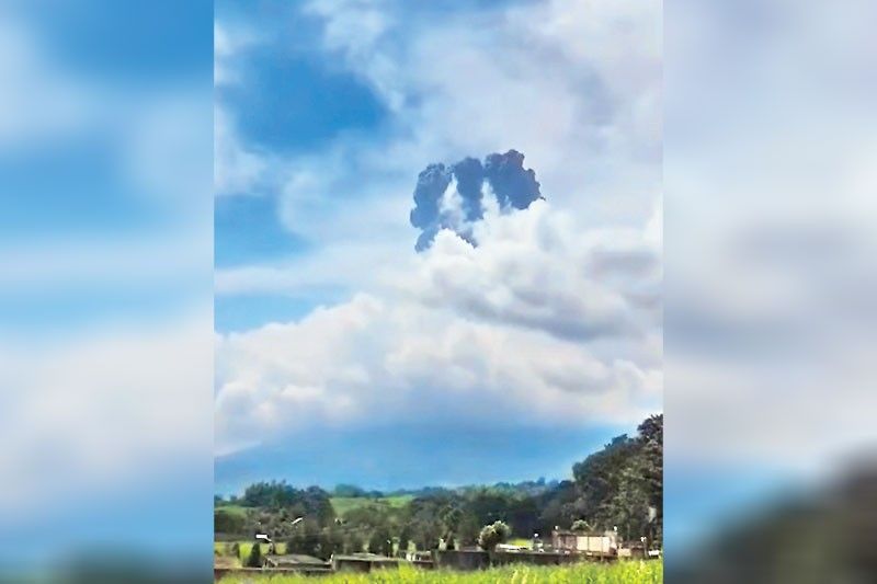 カンラオン火山、中規模噴火で噴煙6キロに達す