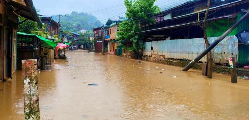 ファカントで豪雨により道路冠水、車両通行不能に