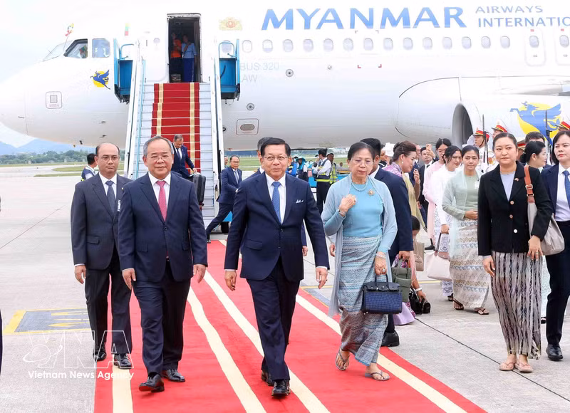 Myanmar President Arrives in Hanoi for Official Visit
