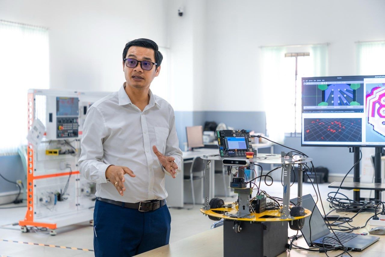 Cambodian Students Develop Autonomous Transport Robots to Boost Industrial Efficiency