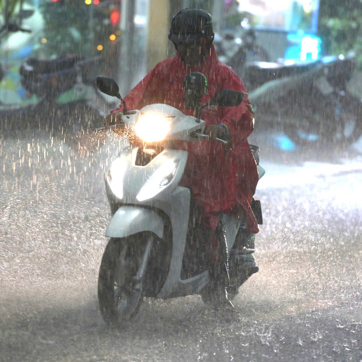 Extreme Weather Across Vietnam, Heavy Rains Threaten Southern Regions