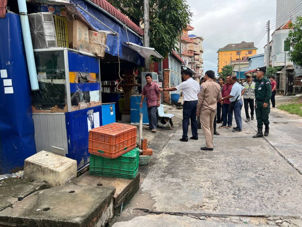 Khaemra Phumin City Authorities to Take Action Against Roadside Encroachment Buildings