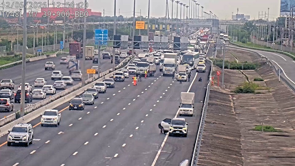 高速道路M7はカオスです!ネジナットが散乱 最近、交通は正常に開通しました。警察はテールゲートを閉めなかった原因となったピックアップトラックの追跡を急いだ
