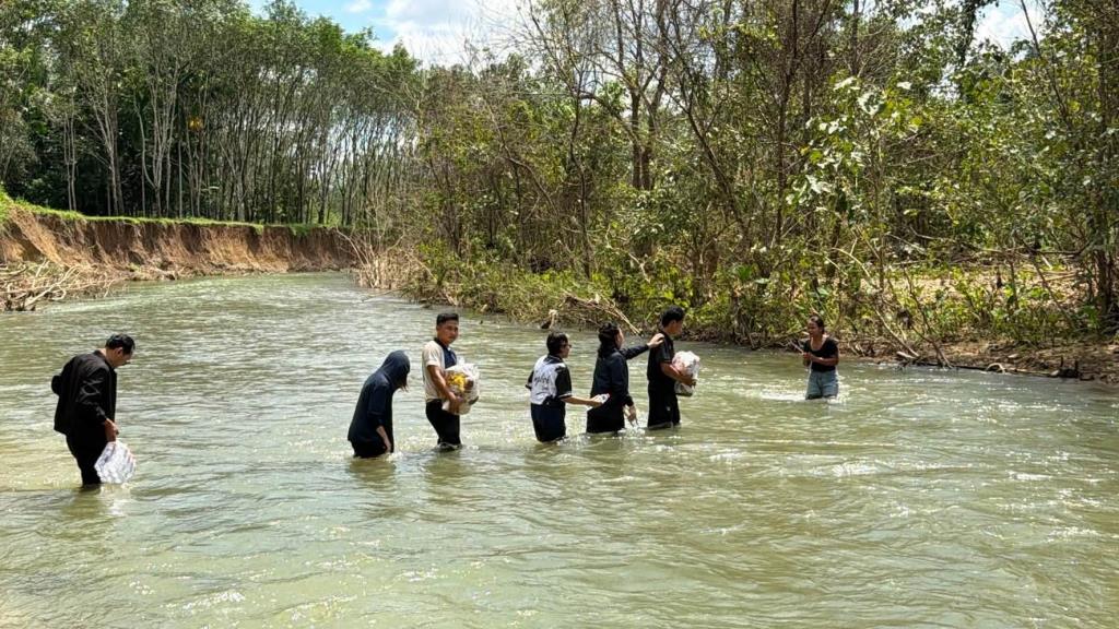 Kanchanaburi School Director Visits Flood-Hit Students in Sangkhlaburi