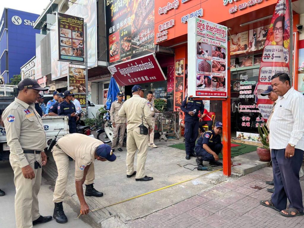 Phnom Penh Authorities Remove Illegally Placed Signboards on Public Sidewalks
