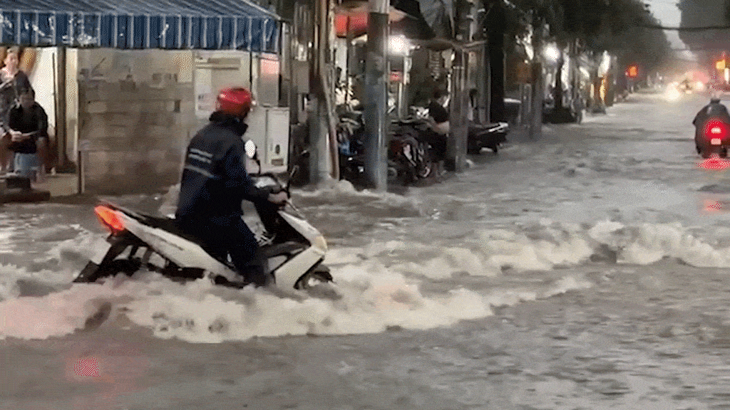 ホーチミン市、豪雨で浸水 市民が助け合い困難を乗り越える