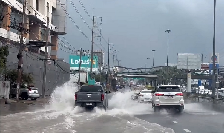 Sukhumvit Road in South Pattaya Flooded After Heavy Rain, Causing Traffic Congestion