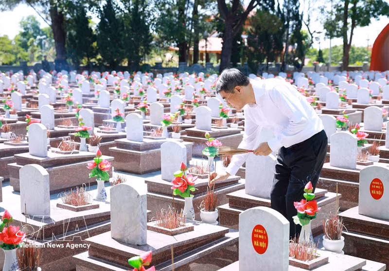 PM Pays Tribute to Fallen Soldiers at Historic Sites in Quang Tri