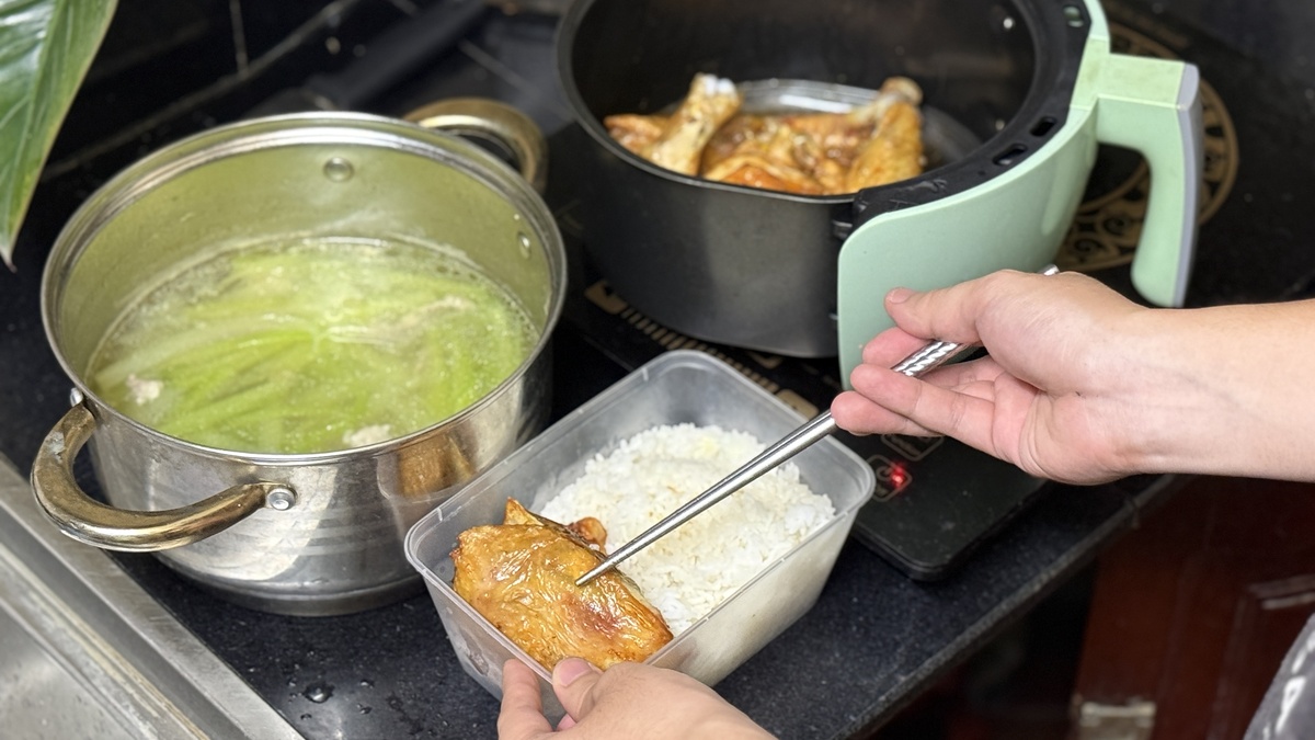 Vietnam: Household Surplus Food Shared Online, Fostering Community Spirit