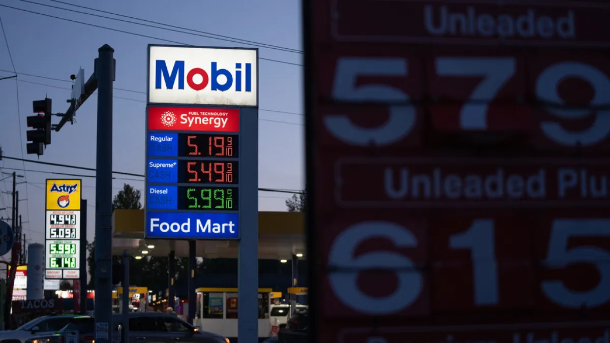 米国ガソリン価格高騰、イラン情勢緊迫化で国際市場に波紋 — カンボジア経済への影響に懸念