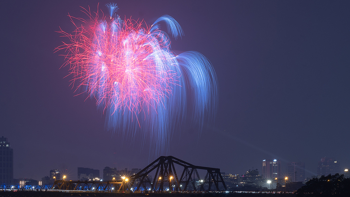 Hanoi Marks Liberation Day with Spectacular Fireworks Over Lakes
