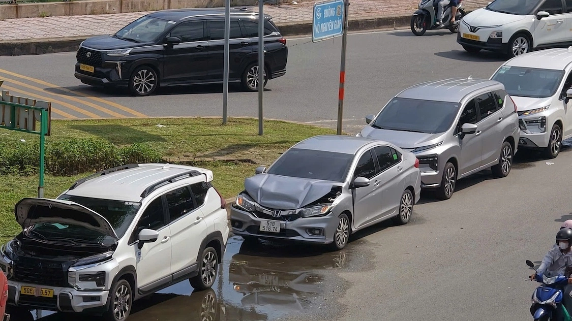 Multi-car Collision on Saigon Bridge Causes Traffic Chaos